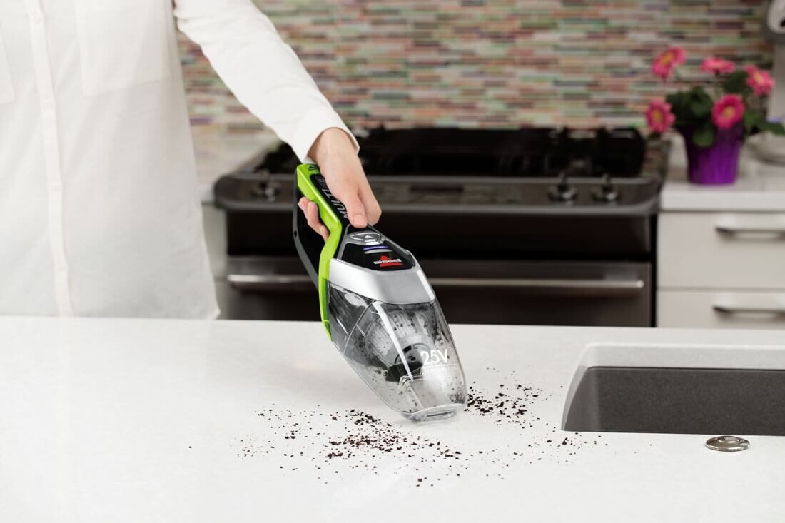 Aspirateur à main Bissell nettoyant un plan de travail