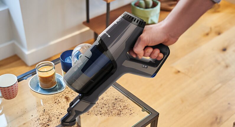 Aspirateur à main sans sac nettoyant une table