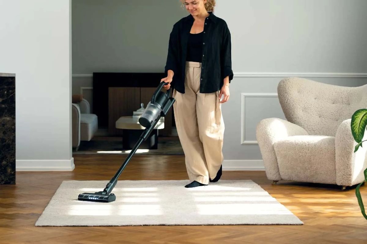 Aspirateur balai sans fil en fonctionnement dans un salon