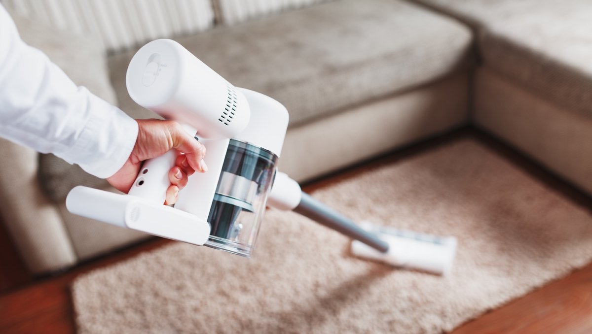 Aspirateur balai sans fil en test sur tapis et parquet