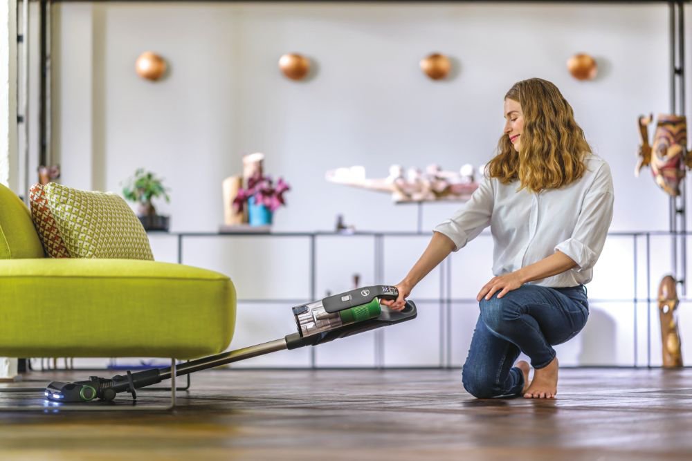 Aspirateur balai Rowenta X-Force Flex 15.60 passant sous un meuble
