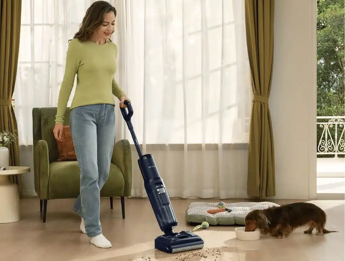 Aspirateur balai Samsung Jet 75 en fonctionnement dans un salon