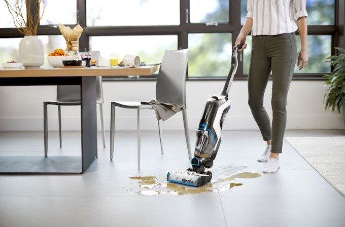 Aspirateur laveur 2-en-1 nettoyant un sol dur