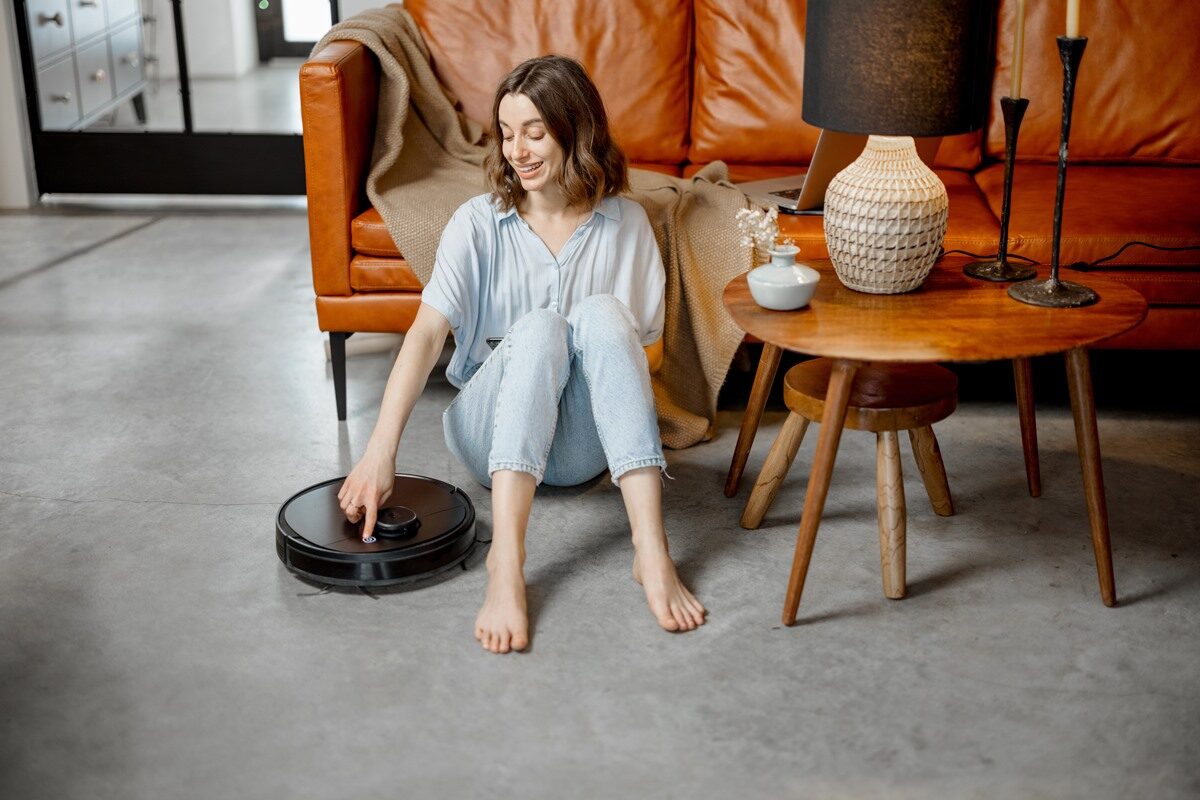 Aspirateur robot nettoyant un sol de salon