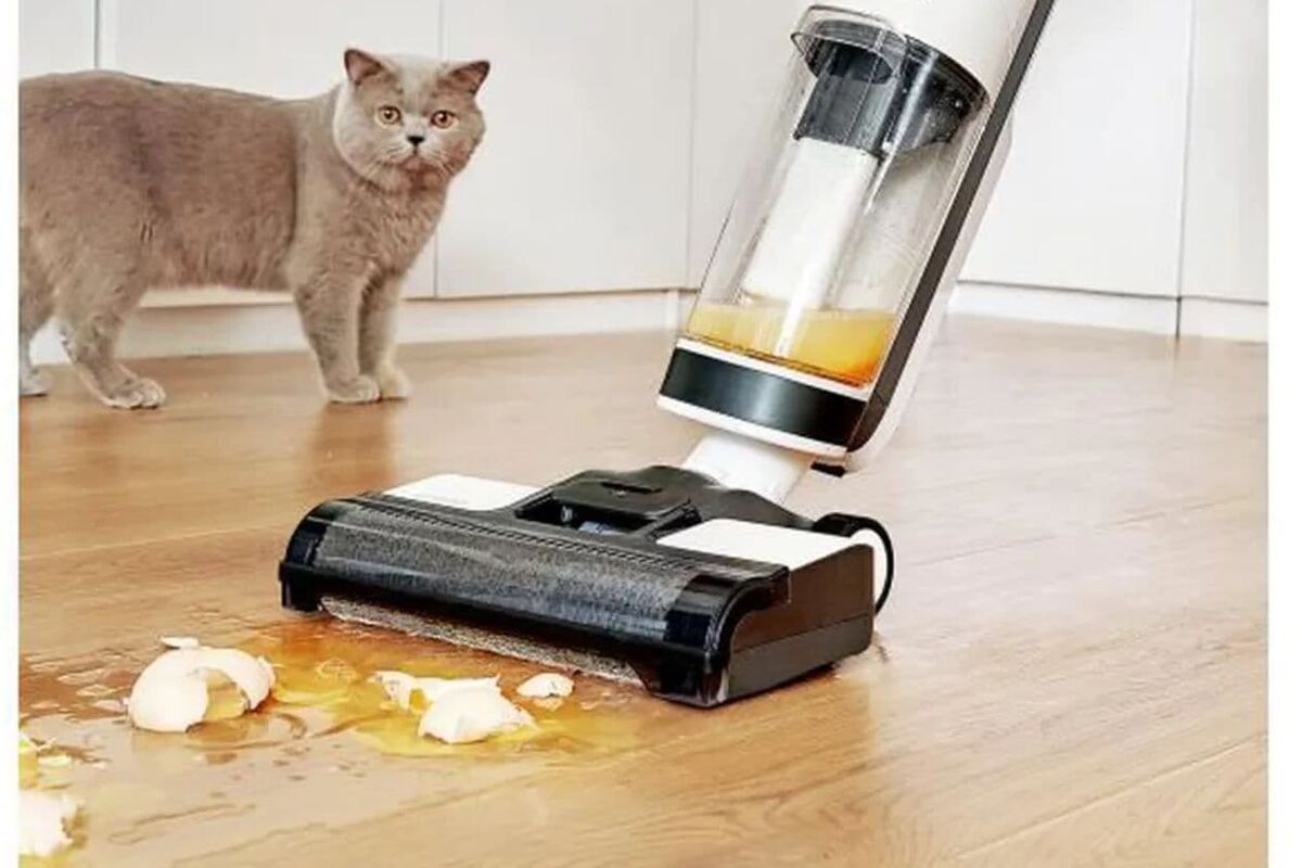 Aspirateur balai sans fil dans un intérieur, prêt pour l'entretien des filtres et de la brosse