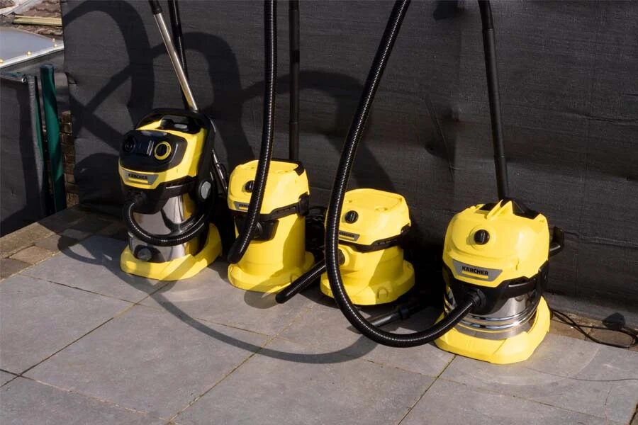 Plusieurs aspirateurs eau et poussière alignés sur une terrasse