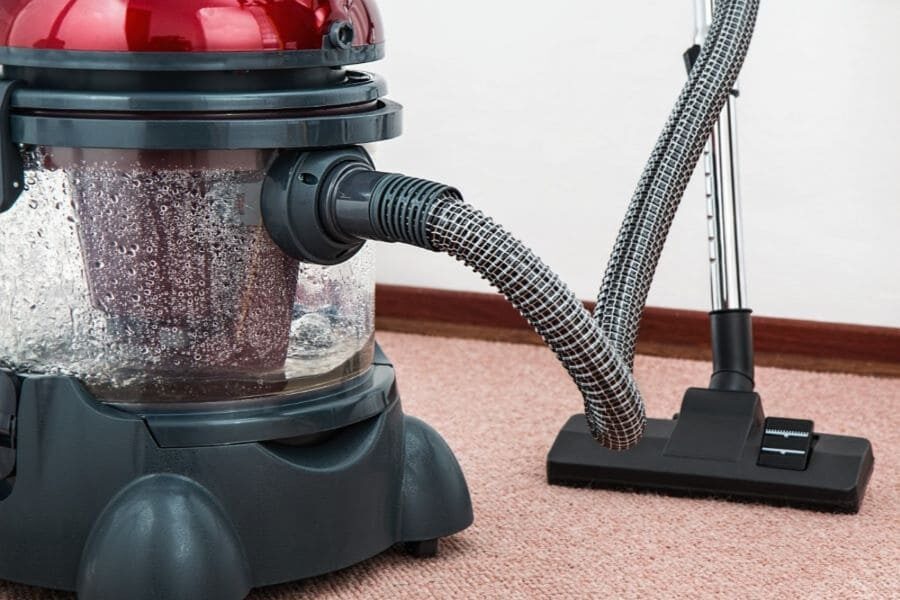 Aspirateur eau et poussière nettoyant une moquette