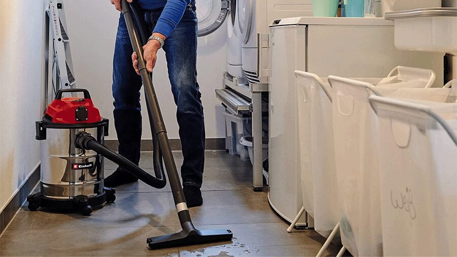 Aspirateur eau et poussière sur un sol carrelé humide