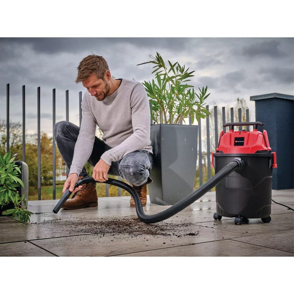 Aspirateur eau et poussière nettoyant une terrasse extérieure