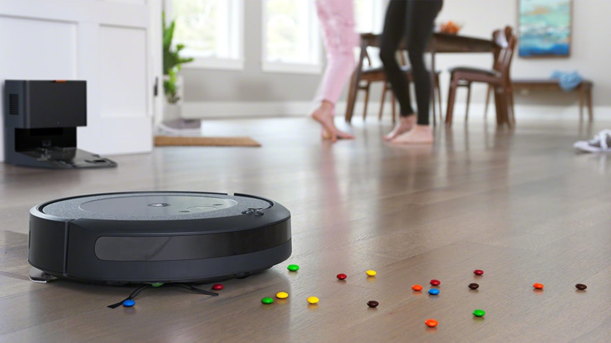 Aspirateur robot iRobot Roomba Combo j9+ évitant des obstacles au sol