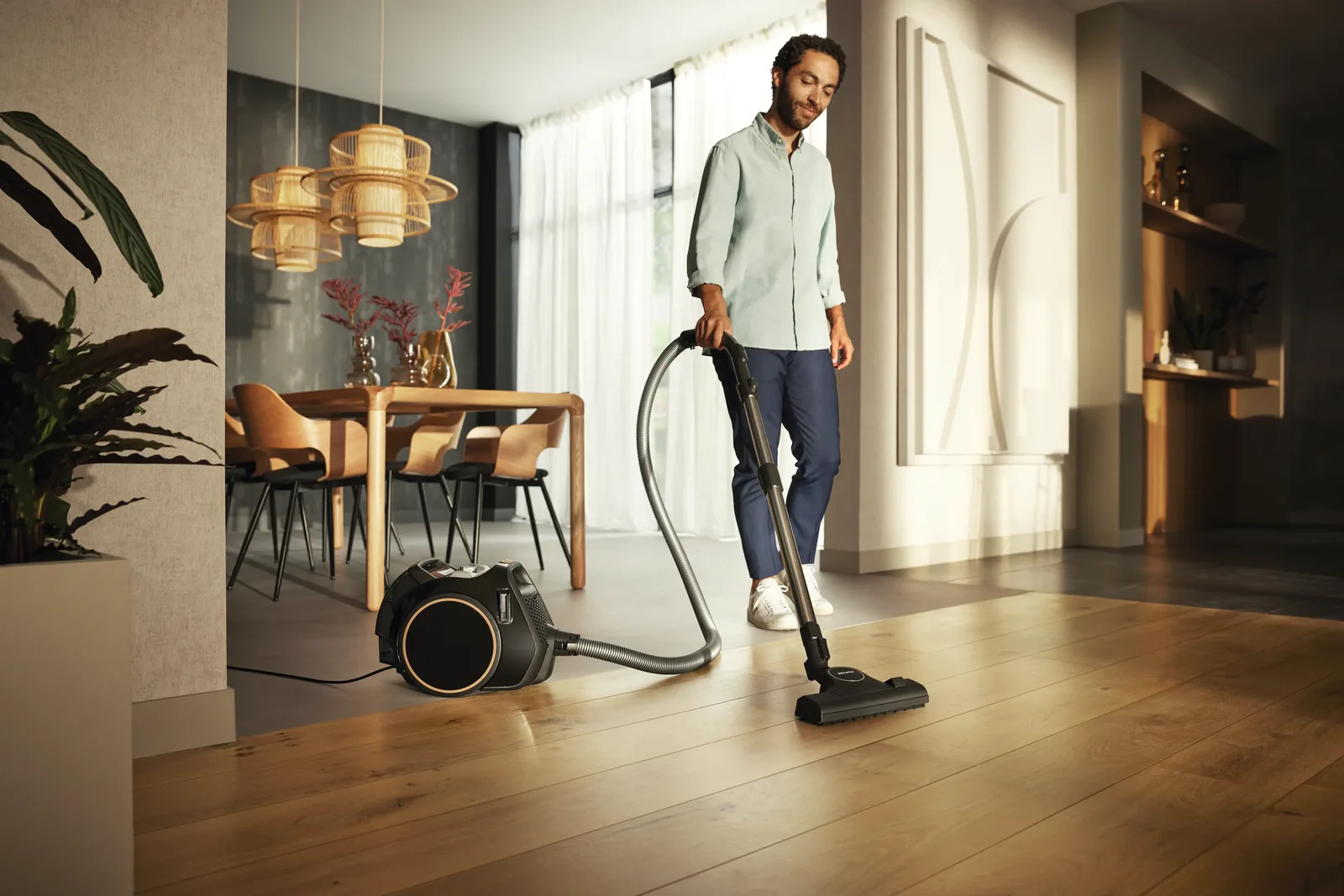 Aspirateur traîneau sans sac sur parquet