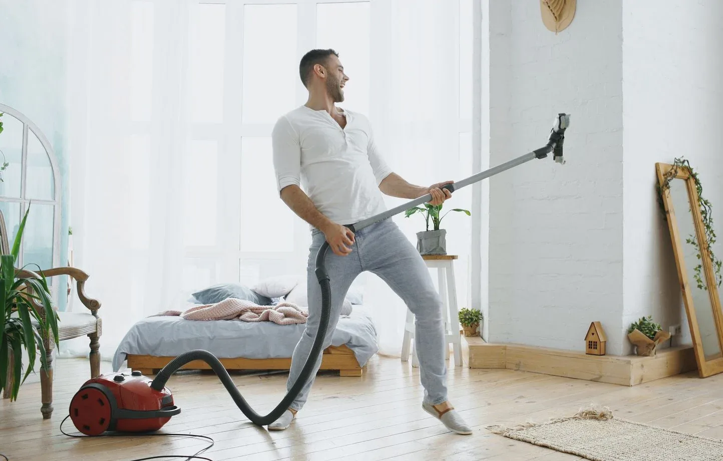 Aspirateur traîneau en action dans un intérieur