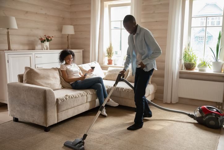Aspirateur traîneau compact dans un salon